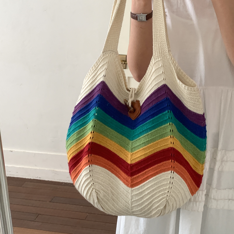 Crochet Market Bag - กระเป๋าถือชายหาดโครเชต์ลายรุ้งสำหรับตลาดท่องเที่ยวฤดูร้อนปี 2026 กระเป๋าสะพายไหล่สำหรับวันหยุดพร้อมดีไซน์สีสันตัดกันแบบถักลายฉลุ