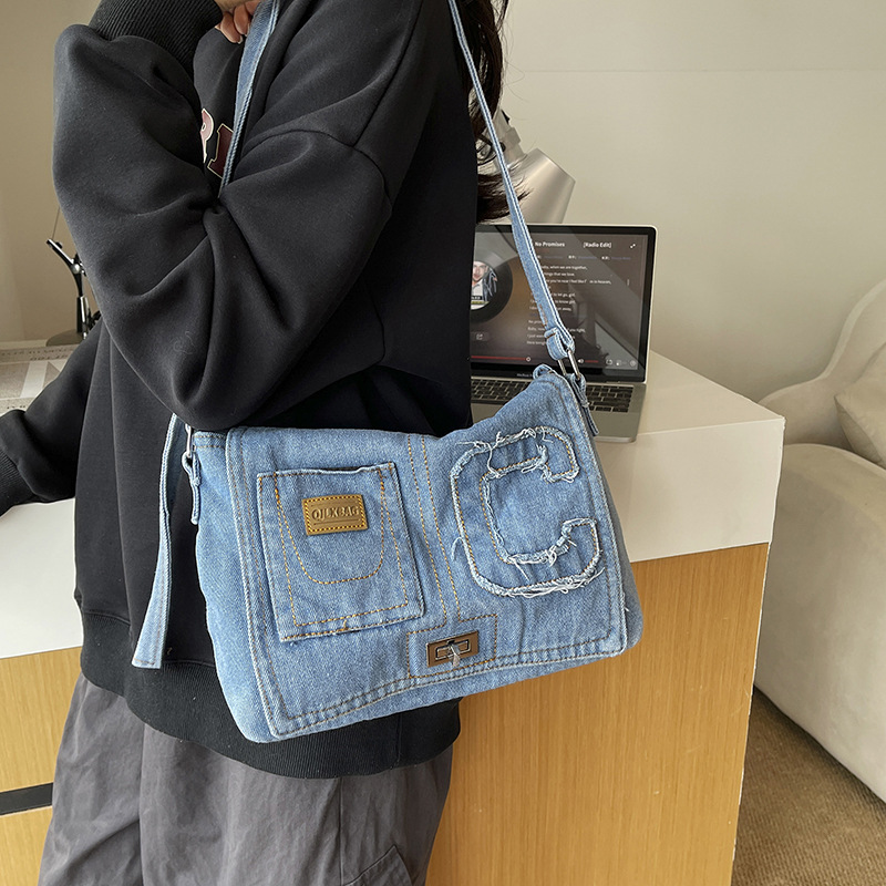 Women Bags Jeans - กระเป๋าสะพายข้างผู้หญิงผ้ายีนส์ กระเป๋าสะพายไหล่ลำลองพร้อมช่องใส่ของปักตัวอักษร กระเป๋าถือผ้ายีนส์ฟอกสี สายสะพายยาว กระเป๋าถือแบบมีซิปสำหรับใช้ในชีวิตประจำวัน